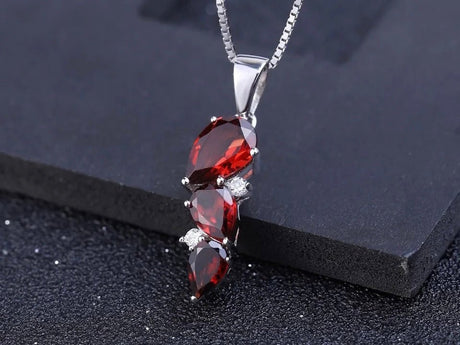 Silver 2.94 ct Garnet Pendant