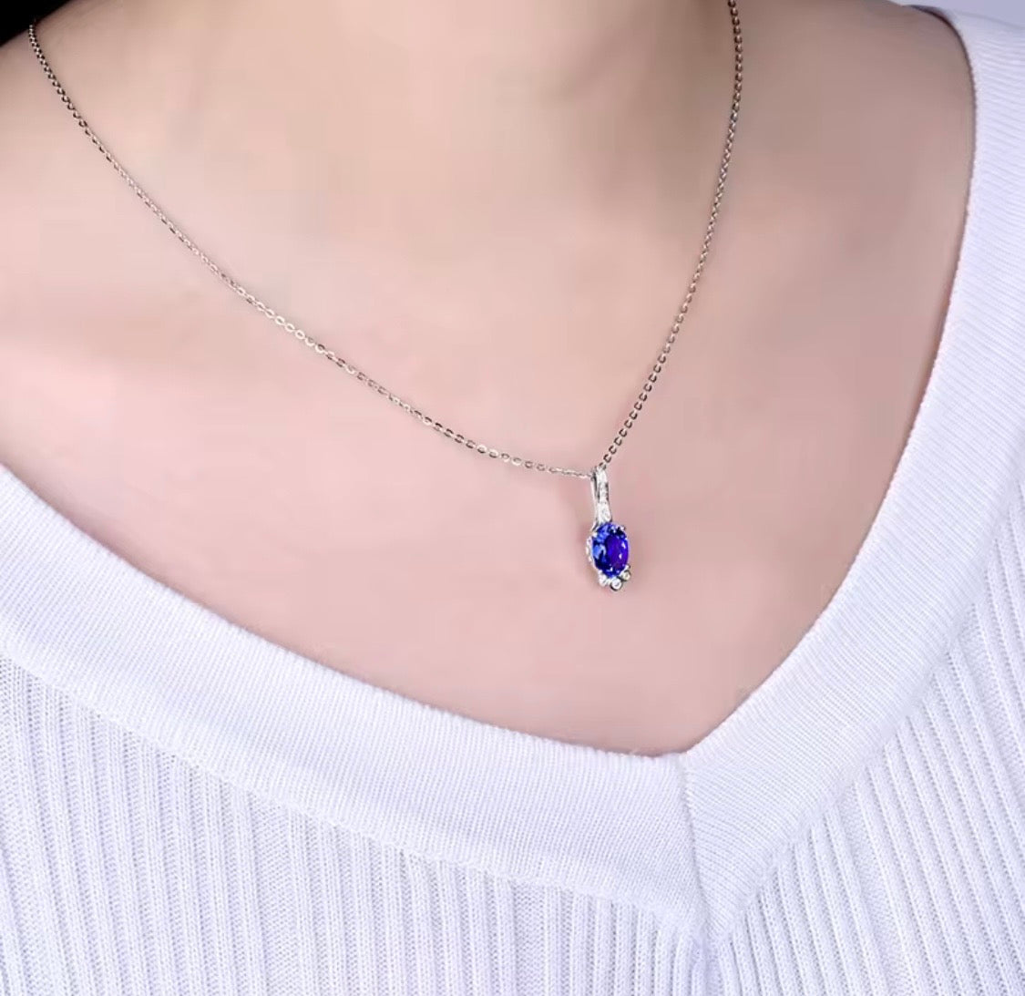 18K gold tanzanite pendant with oval 7x9mm gemstone and diamond drop design
