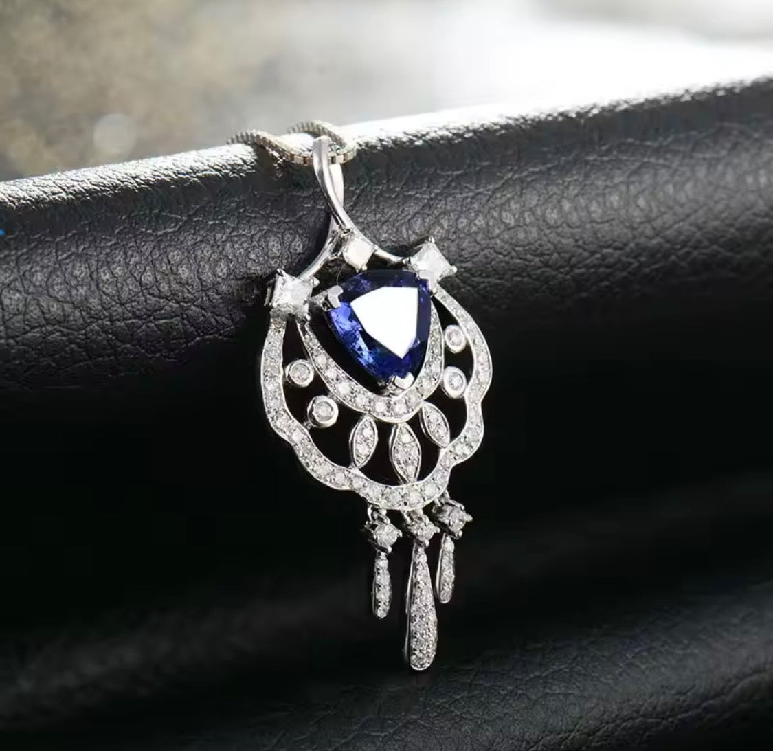 18K gold tanzanite pendant with trillion cut gemstone and diamond design