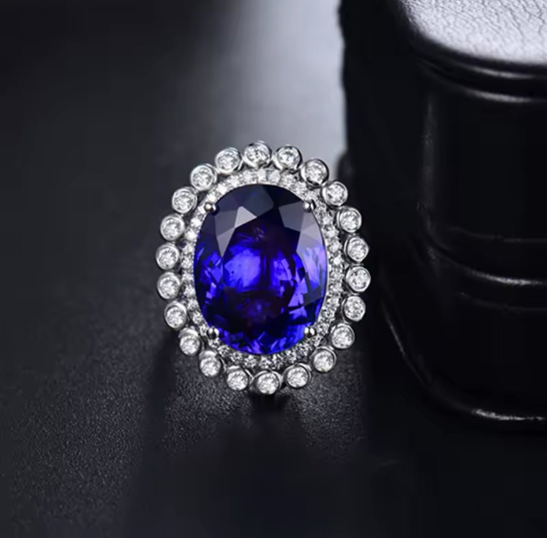 18Kt White Gold 14.86 ct Tanzanite Ring / Pendant with Diamonds (Unisex)