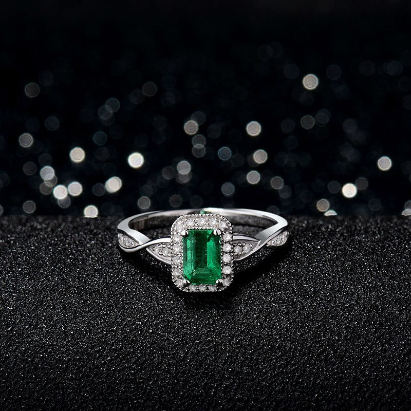 18Kt Gold Diamond 0.65 ct Emerald Ring