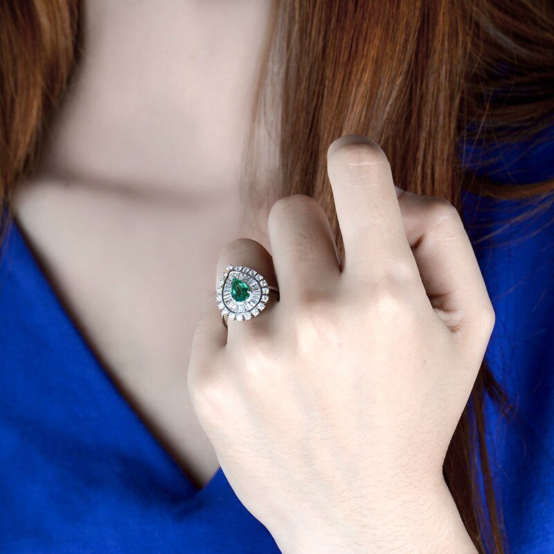 18Kt Gold Diamond 1.02 ct Emerald Ring