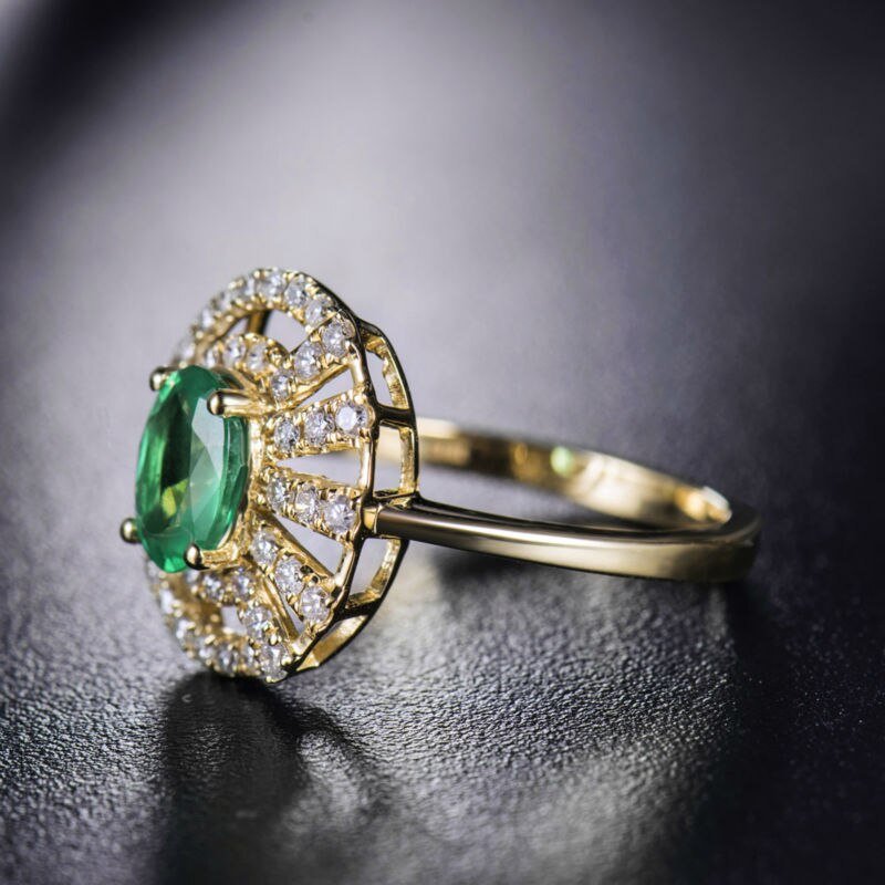 18Kt Gold Natural Diamond & 0.70 ct Emerald Ring
