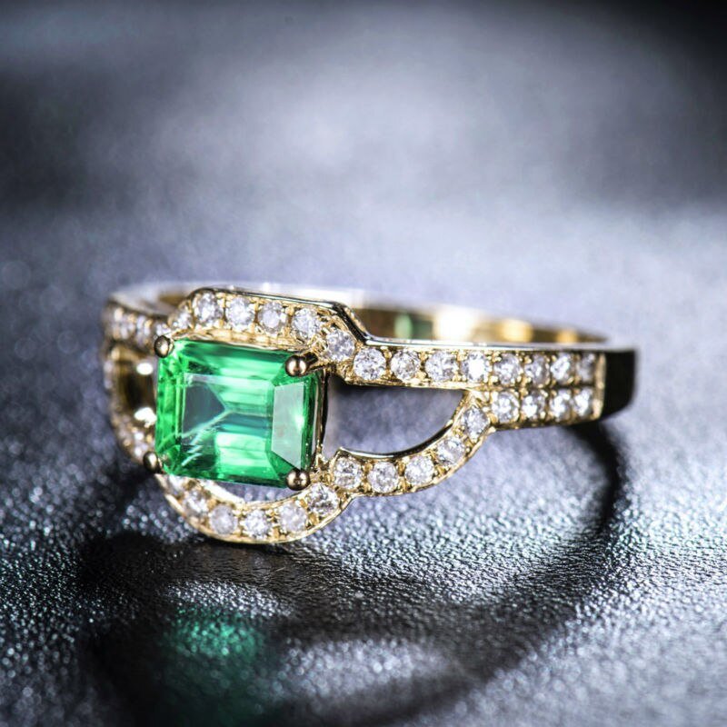 18Kt Gold Natural Diamond & 0.90 ct Emerald Ring