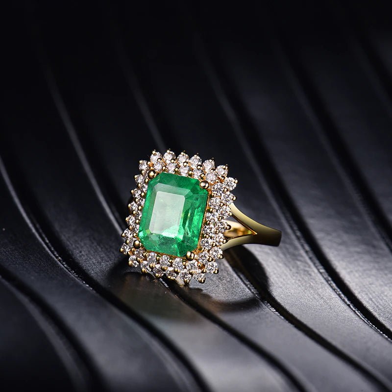 18Kt Gold Natural Diamond & 2.50 ct Emerald Ring