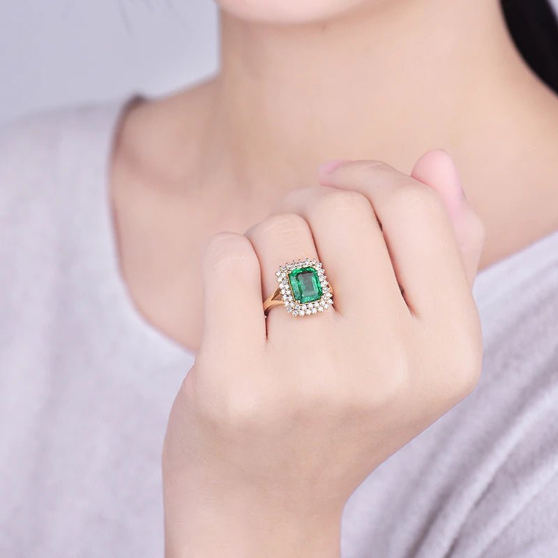 18Kt Gold Natural Diamond & 2.50 ct Emerald Ring