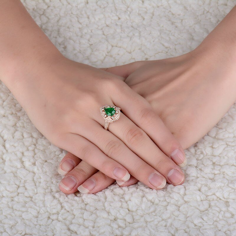 18Kt Rose Gold Diamond 1.67 ct Emerald Ring