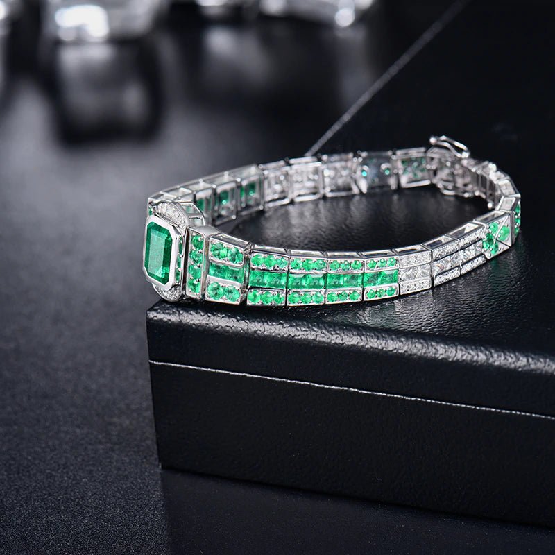 18Kt White Gold 10.82 ct Emerald Bracelet with Natural Diamond (Unisex)