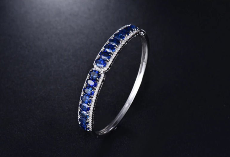18kt White Gold Bracelet with 8.00 ct Blue Sapphires & 0.86 ct Diamonds – Oval Cut