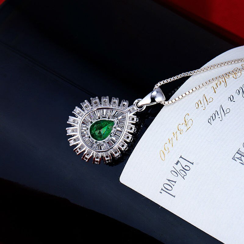 18Kt White Gold Diamond 1.06 ct Emerald Pendant