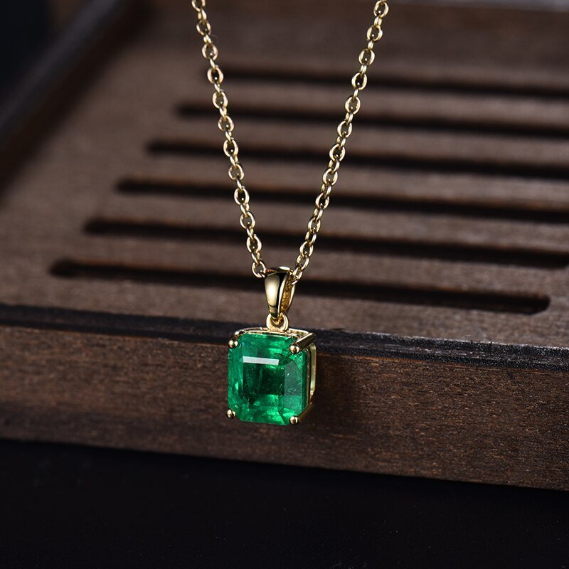18Kt Yellow Gold 2.50 ct Emerald Pendant (Unisex)
