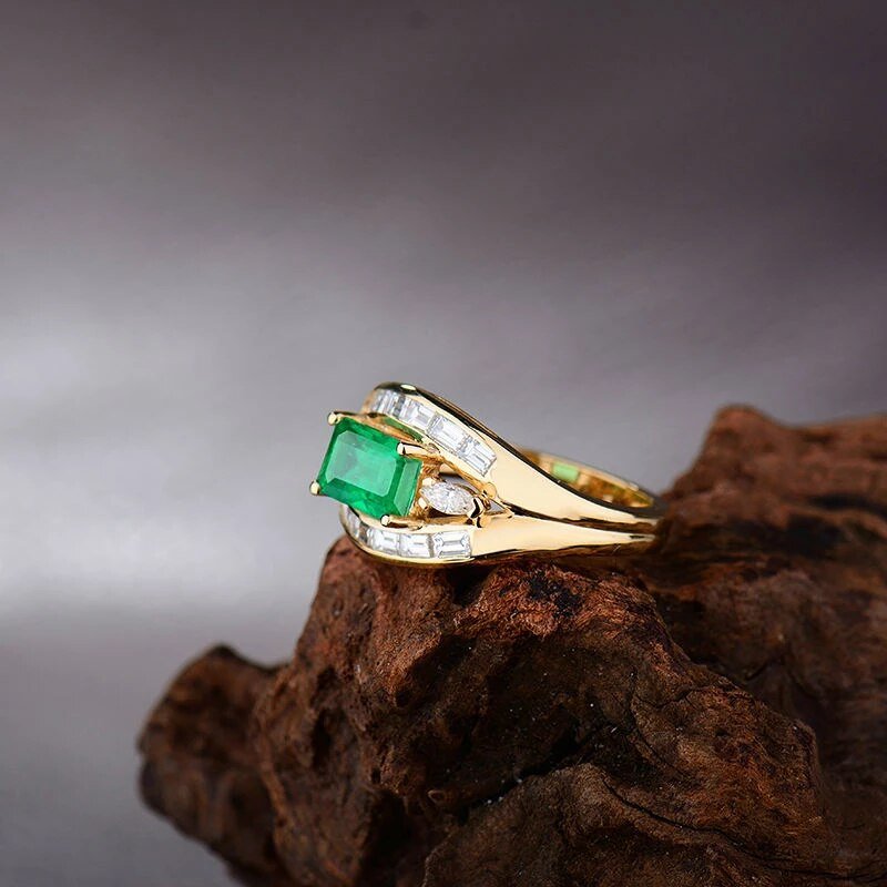 18kt Yellow Gold Natural Diamond & 1.60ct Emerald Ring