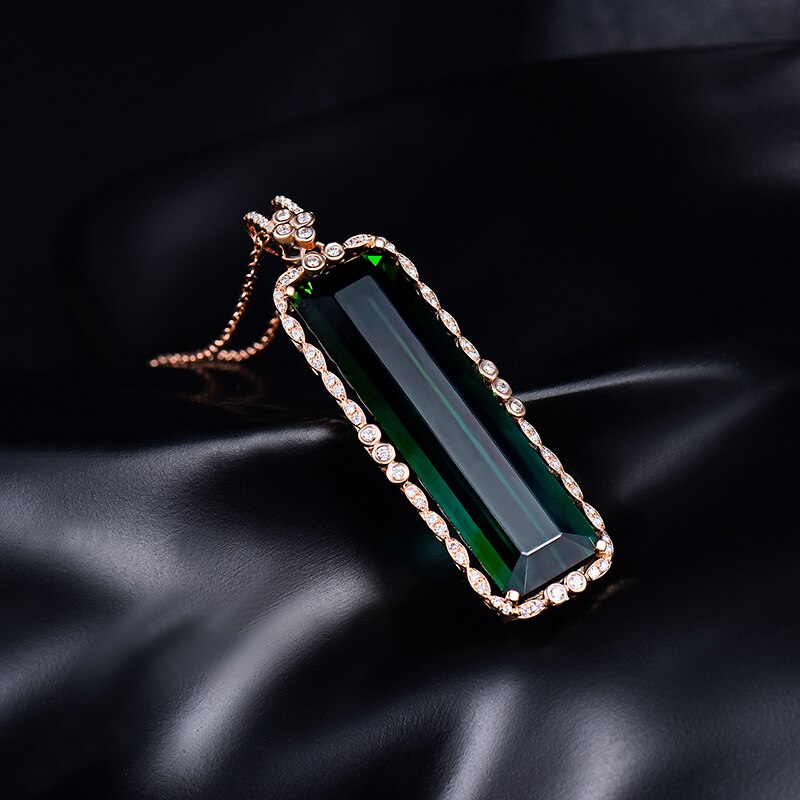 Přívěsek z 18kt růžového zlata s 23,29 ct zeleným turmalínem 