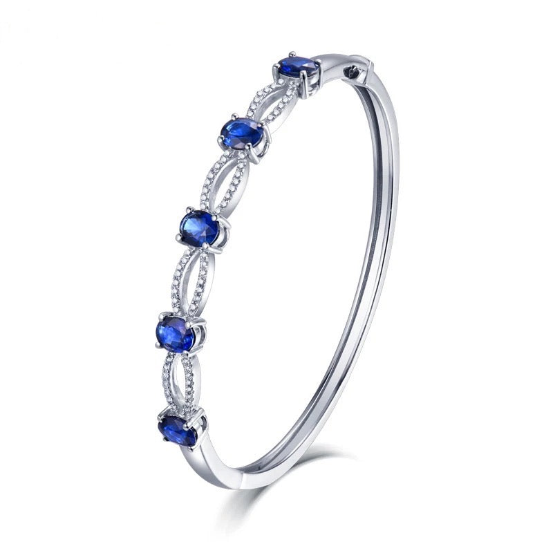 Náramek z bílého zlata 18kt s 2,50 ct safírem a diamanty 0,76 ct 