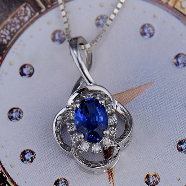 Přívěsek z bílého zlata 18K s modrým safírem o hmotnosti 0,72ct a přírodním diamantem 